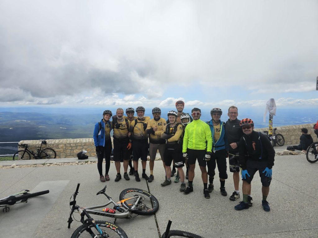 Le groupe pose en haut du Géant de Provence !