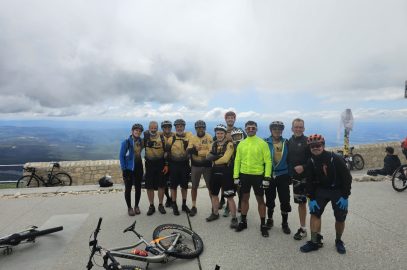 Le groupe pose en haut du Géant de Provence